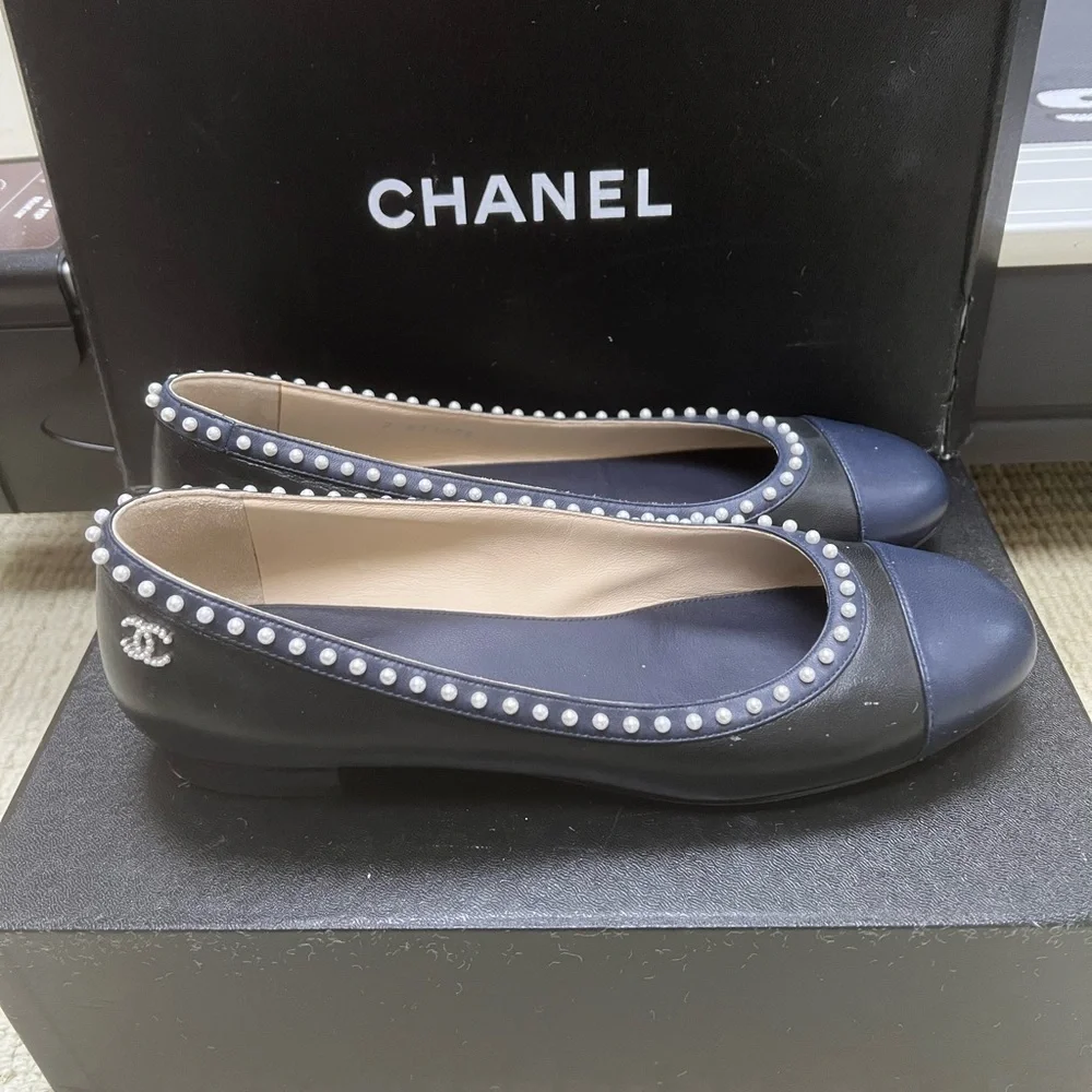 🔴Authentic CHANEL Women's Black & Navy Leather Ballet Flats with Pearl🔴